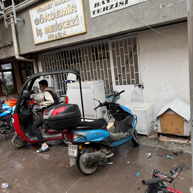 Binadan dökülen parçalar aşağıdaki motosikletlere zarar verdi