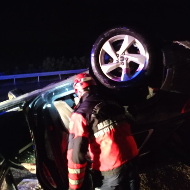 Balıkesir'de takla atan otomobildeki 4 kişi yaralandı