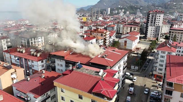 Artvin'de 7 katlı binanın çatısında çıkan yangın söndürüldü