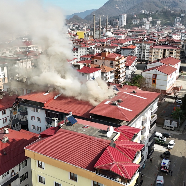 Artvin'de 7 katlı binanın çatısında çıkan yangın söndürüldü