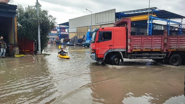 Her yağmurda göle dönen sokakta kano kullanmayı öğrendi
Baran Dudukanlı:
"Çocukluk hayalim kano sürmekti. Yağmurdan sonra yollar göle döndü, ben de hayalimi burada gerçekleştirdim"