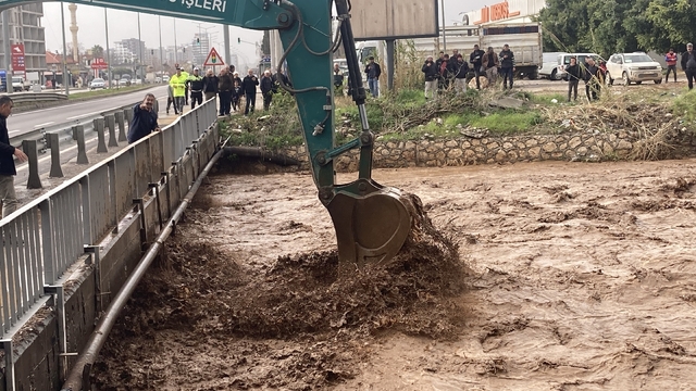 Erdemli'de şiddetli yağış sele neden oldu