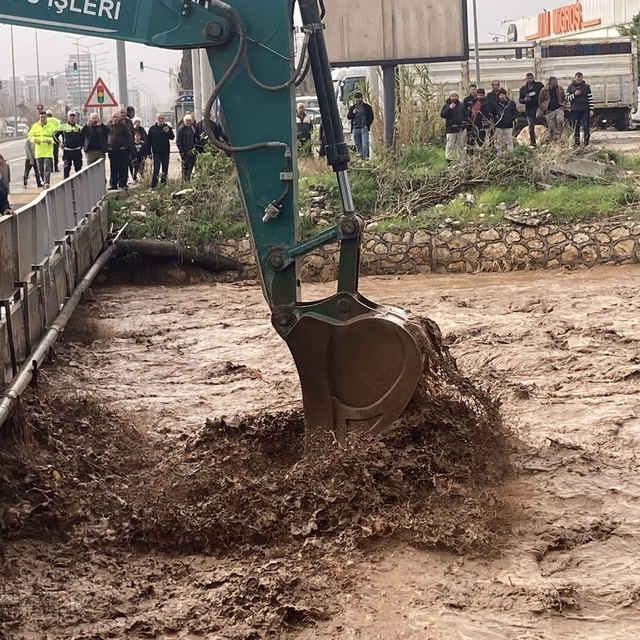Erdemli'de şiddetli yağış sele neden oldu