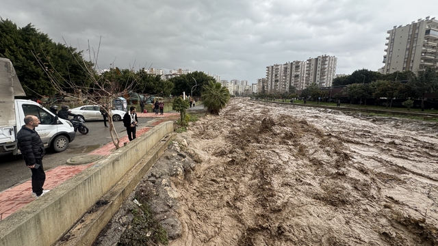 Mersin'de kuvvetli yağış hayatı olumsuz etkiliyor