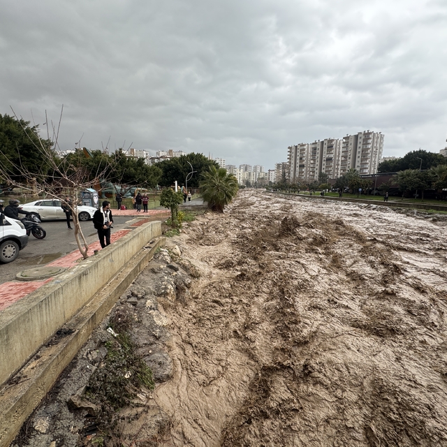 Mersin'de kuvvetli yağış hayatı olumsuz etkiliyor