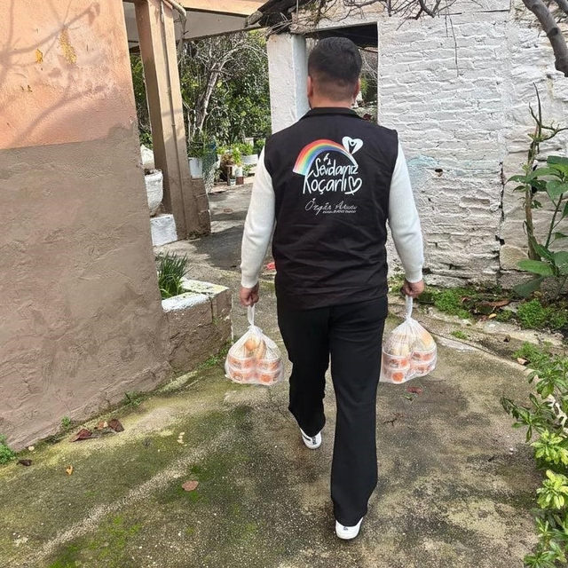Koçarlı'da ihtiyaç sahiplerine sıcak yemek ve yakacak desteği