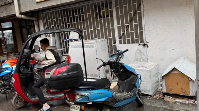 Binadan dökülen parçalar aşağıdaki motosikletlere zarar verdi