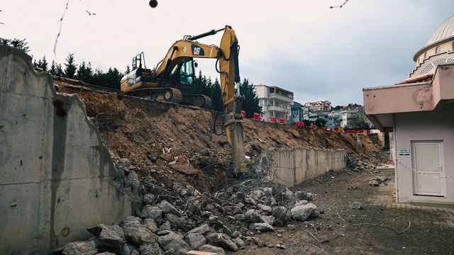 İHA'nın haberi üzerine Bursa Büyükşehir Belediyesi harekete geçti
Nilüfer'de çöken istinat duvarı yenileniyor