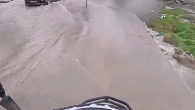 Göle dönen yollarda direksiyon başındaki motokurye yaşadıklarını kayda aldı