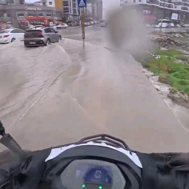 Göle dönen yollarda direksiyon başındaki motokurye yaşadıklarını kayda aldı