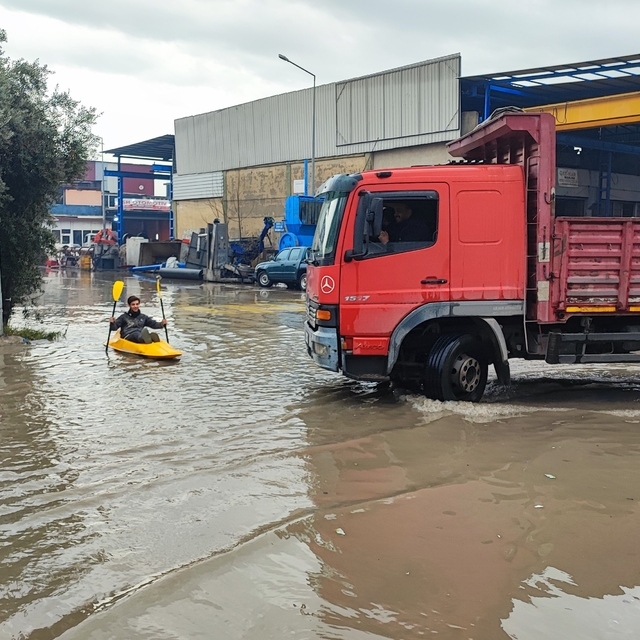 Her yağmurda göle dönen sokakta kano kullanmayı öğrendi
Baran Dudukanlı:
"Ç...
