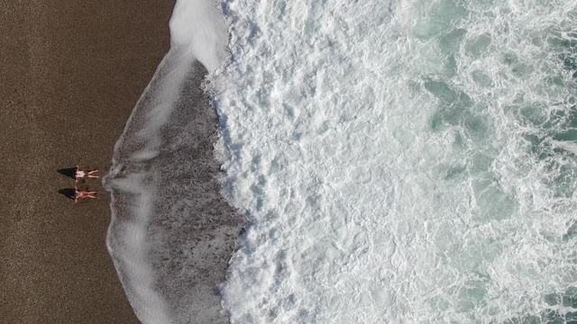 Bir hafta aradan sonra güneşi gören Antalyalılar sahile akın etti
Vatandaşlar, fırtına sonrası ellerinde dedektörle sahilde kıymetli metal aradılar