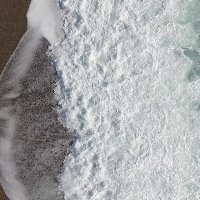 Bir hafta aradan sonra güneşi gören Antalyalılar sahile akın etti
Vatandaşl...