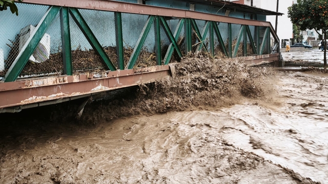 Mersin'de sağanak; dereler taştı, yolları su bastı