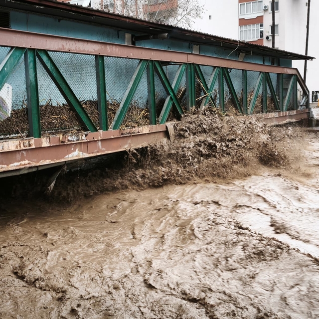 Mersin'de sağanak; dereler taştı, yolları su bastı