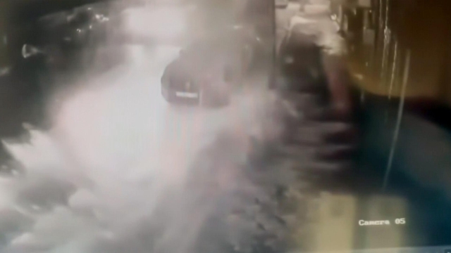 Çatıdan kopan kar kütlesini son anda fark edip kaçtılar