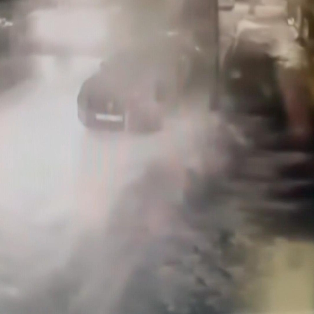 Çatıdan kopan kar kütlesini son anda fark edip kaçtılar