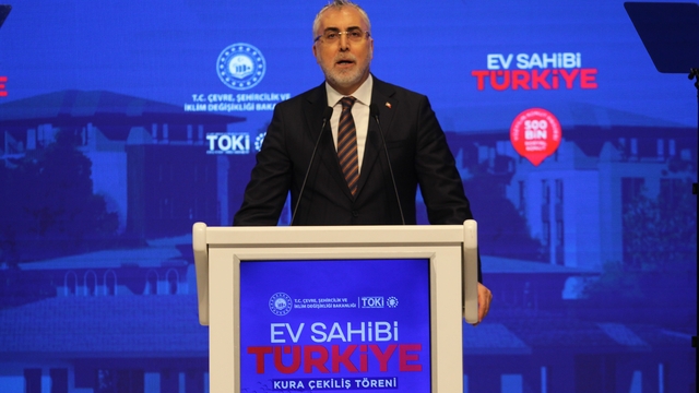 Bakan Işıkhan: "500 bin konut projesi Türkiye tarihinde şimdiye kadar atılmış en büyük adım"
"Depremin ardından 11 ilimizin tamamını dünyanın en büyük şantiyesine çevirerek ayağa kaldırmaya başladık"
Ordu'da TOKİ kura heyecanı yaşandı