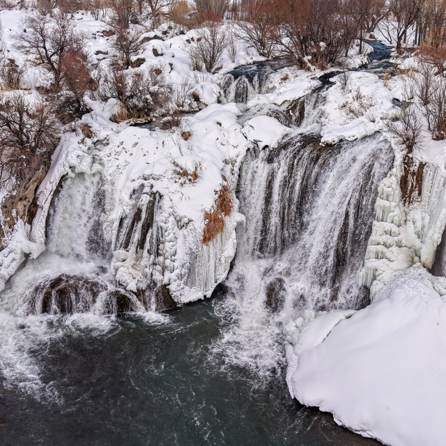 Kısmen donan Muradiye Şelalesi'nde kış güzelliği