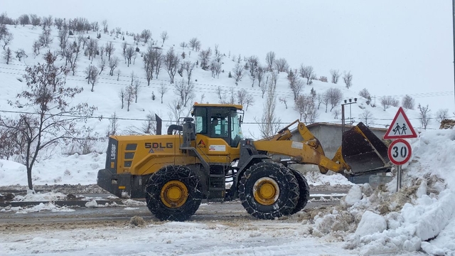 Hizan'da karla mücadele sürüyor