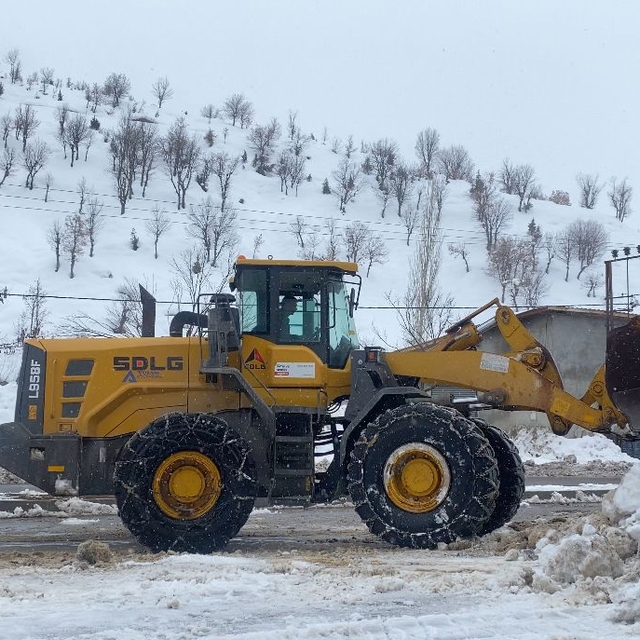 Hizan'da karla mücadele sürüyor