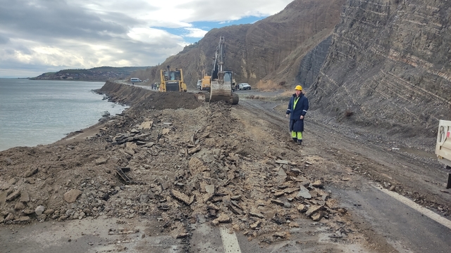 Tekirdağ'da heyelan nedeniyle Gaziköy-Uçmakdere yolu trafiğe kapatıldı