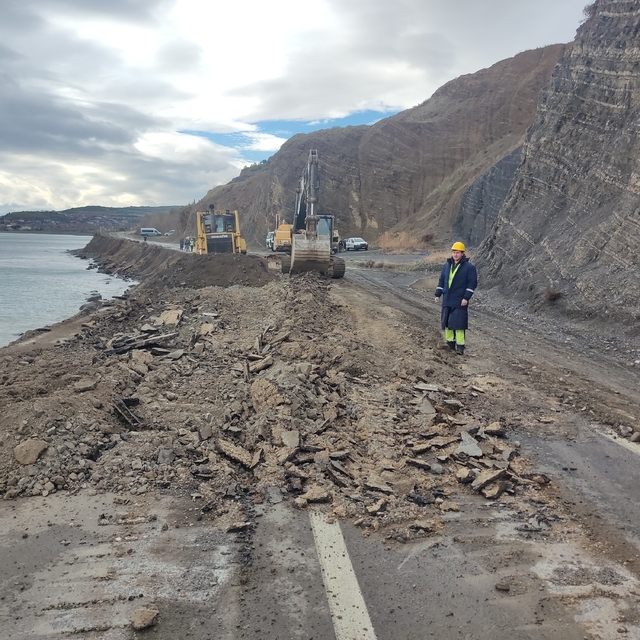 Tekirdağ'da heyelan nedeniyle Gaziköy-Uçmakdere yolu trafiğe kapatıldı