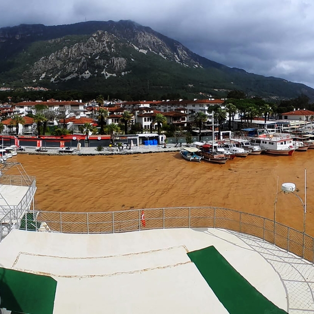 Akyaka'da denizin rengi kahverengiye döndü