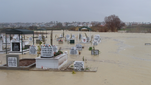 Adana'da kanal taştı, mezarlar sular altında kaldı