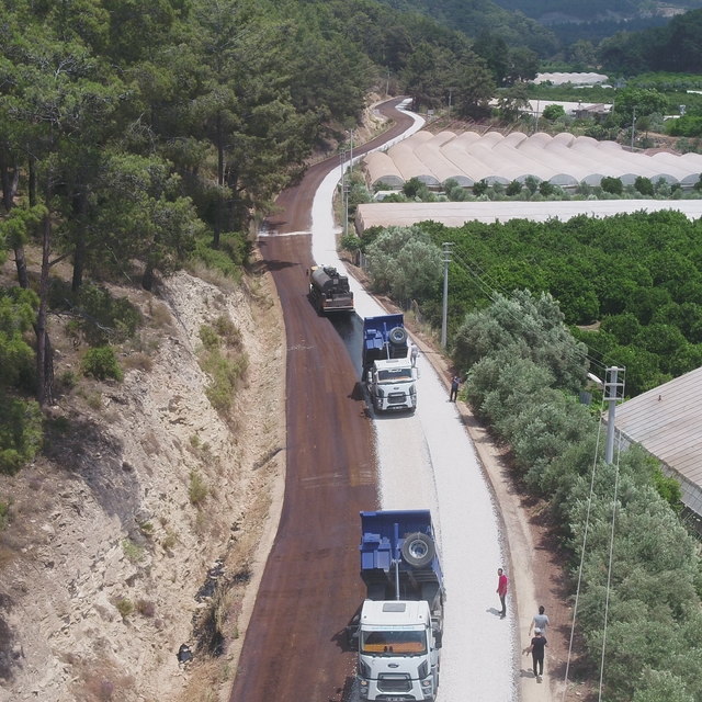 Antalya Büyükşehir'den kırsal mahalle yollarına 759 milyar 505 milyon TL'li...