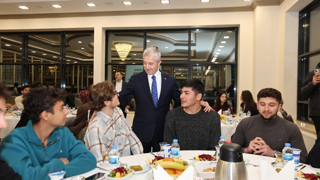 Tahmazoğlu, YKS'de ilk bine giren gençlerle buluştu