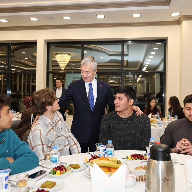 Tahmazoğlu, YKS'de ilk bine giren gençlerle buluştu