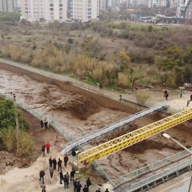 Mersin'de şiddetli yağış sel ve su taşkınlarına neden oldu
