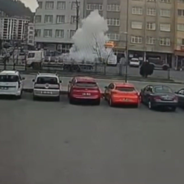 Trabzon'da seyir halindeki tüp kamyonunda korkutan patlama
Hareket halindek...