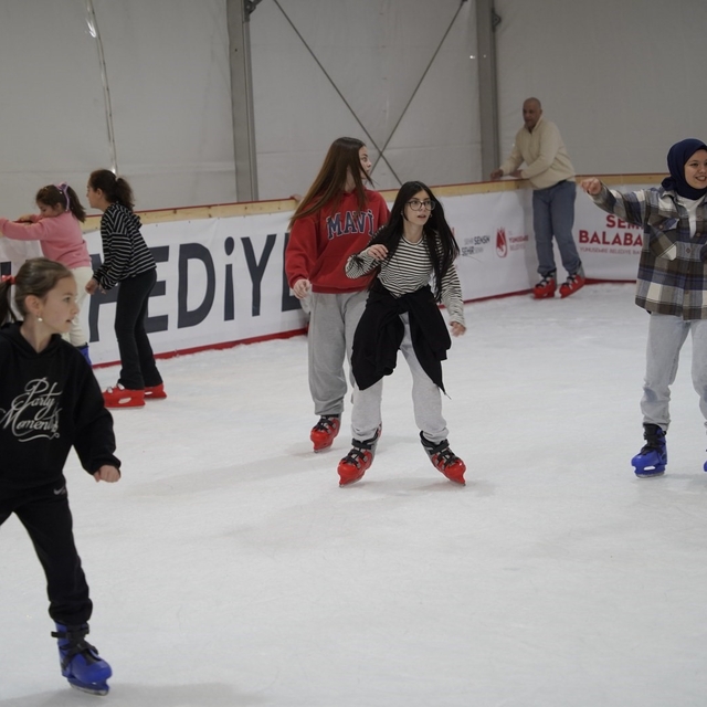Manisa'da 5 bin öğrenci buz pistinde eğlendi