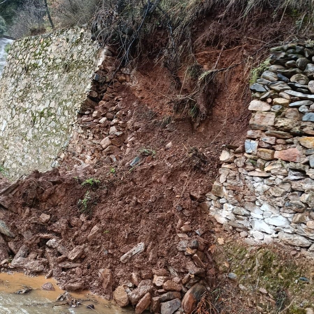 Yoğun yağış sonrası istinat duvarı çöktü