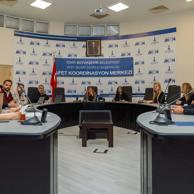 İzmir'i sağanak vurdu; 320 konut, 78 iş yeri ve 5 kamu binasını su bastı (3...