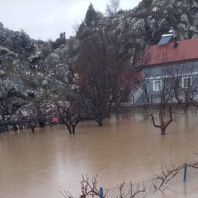 Derebucak'ta araziler sular altında kaldı