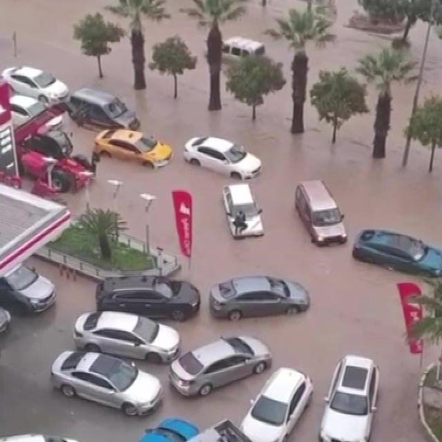 Yağmur, Adana'yı felç etti: Hortum oluştu, araçlar yolda mahsur kaldı