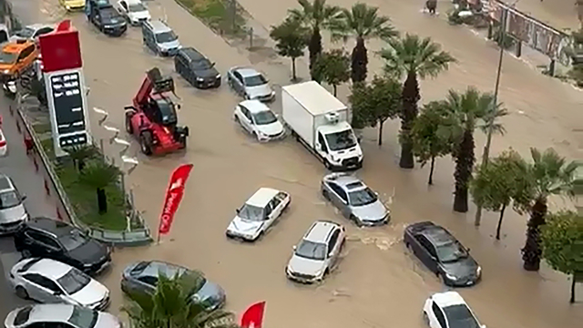Adana'da sağanak hayatı olumsuz etkiledi (4)
