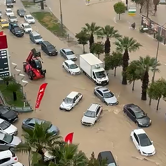 Adana'da sağanak hayatı olumsuz etkiledi (4)