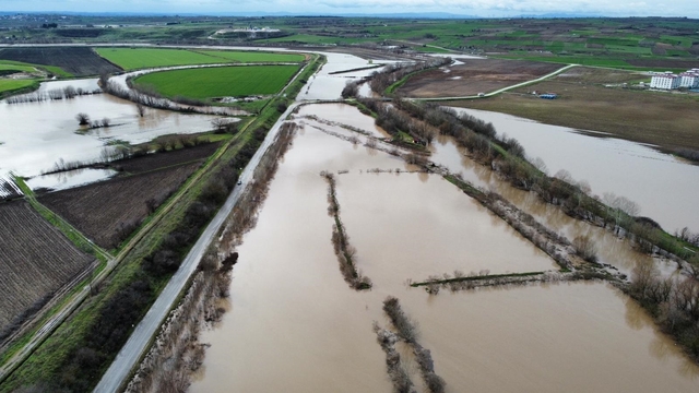 Metrekareye 60 kilogram yağış düşen Edirne'de, Tunca Nehri'nde su seviyesinde kritik artış