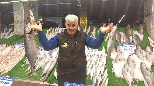 Kar yağdı, balık tezgâhları şenlendi