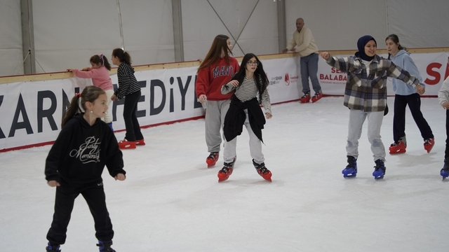 Manisa'da 5 bin öğrenci buz pistinde eğlendi