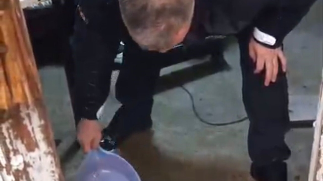 79 yaşındaki adamın evini su bastı, yardımına polis yetişti