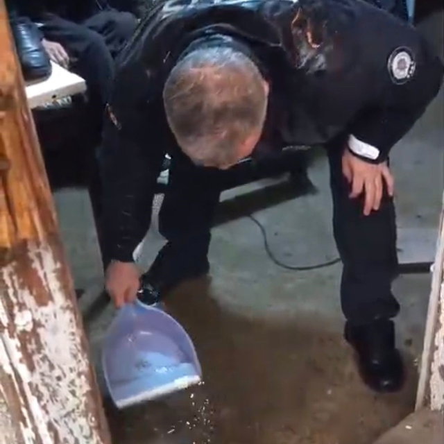 79 yaşındaki adamın evini su bastı, yardımına polis yetişti