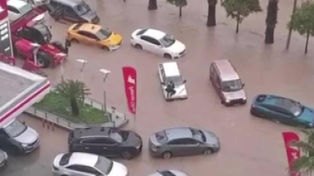 Yağmur, Adana'yı felç etti: Hortum oluştu, araçlar yolda mahsur kaldı