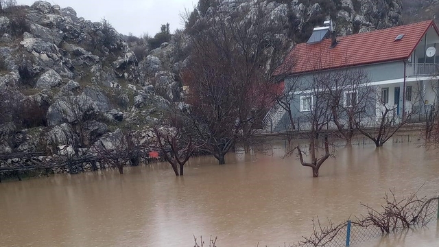 Derebucak'ta araziler sular altında kaldı