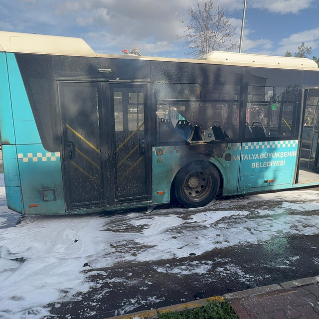Halk otobüsü, motor bölümünden alev aldı