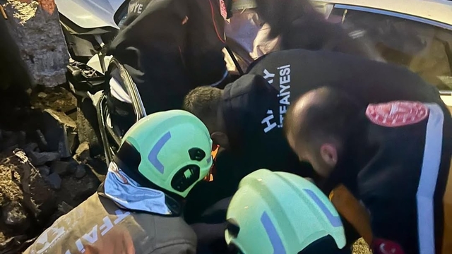 Hatay'da istinat duvarına çarpan otomobildeki 2 kişi yaralandı